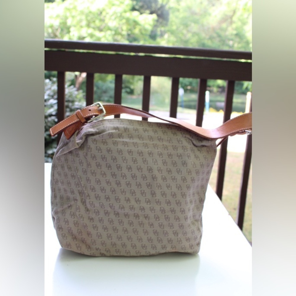 Dooney & Bourke logo hobo bag